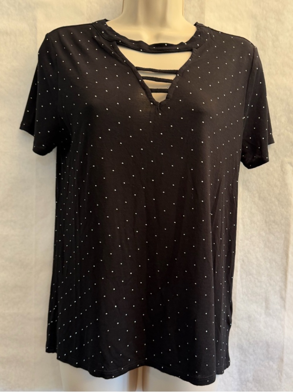 Jennifer Lopez Black‎ Short Sleeve V-Neck Tee with studded Dot Pattern Sz-XS. Z4